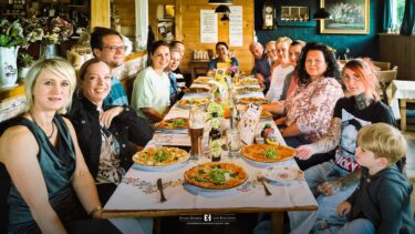 Team der Steuerberatungsgesellschaft Dicks-Domin & Kollegen beim gemeinsamen Essen in einer Gaststätte.