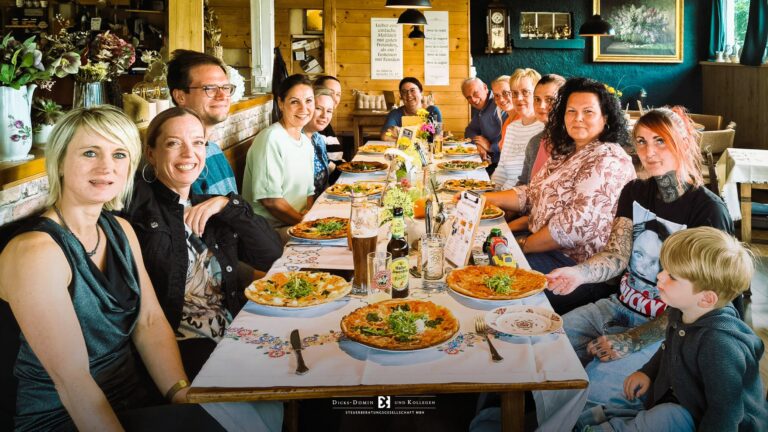Team der Steuerberatungsgesellschaft Dicks-Domin & Kollegen beim gemeinsamen Essen in einer Gaststätte.
