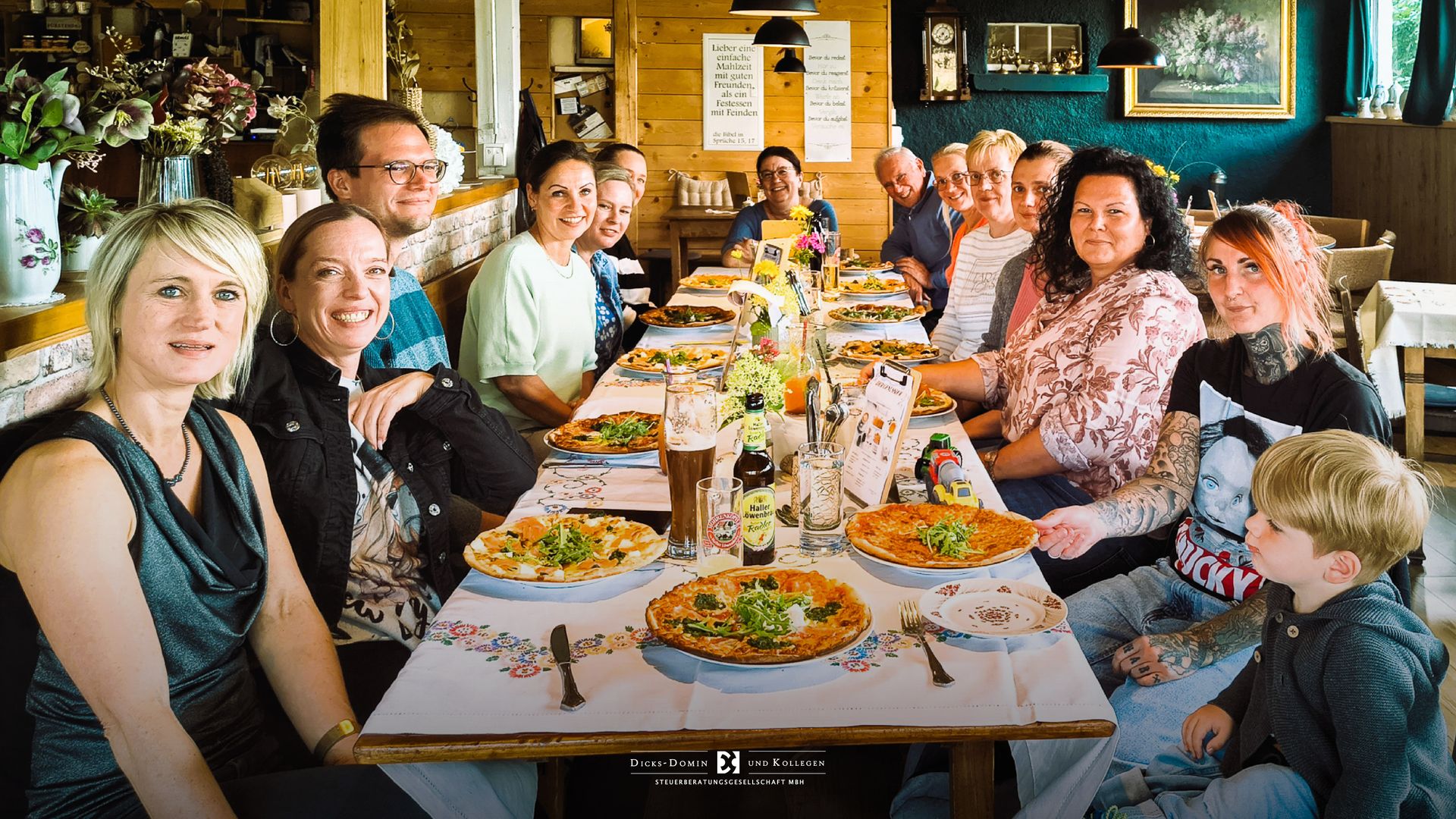 Team der Steuerberatungsgesellschaft Dicks-Domin & Kollegen beim gemeinsamen Essen in einer Gaststätte.